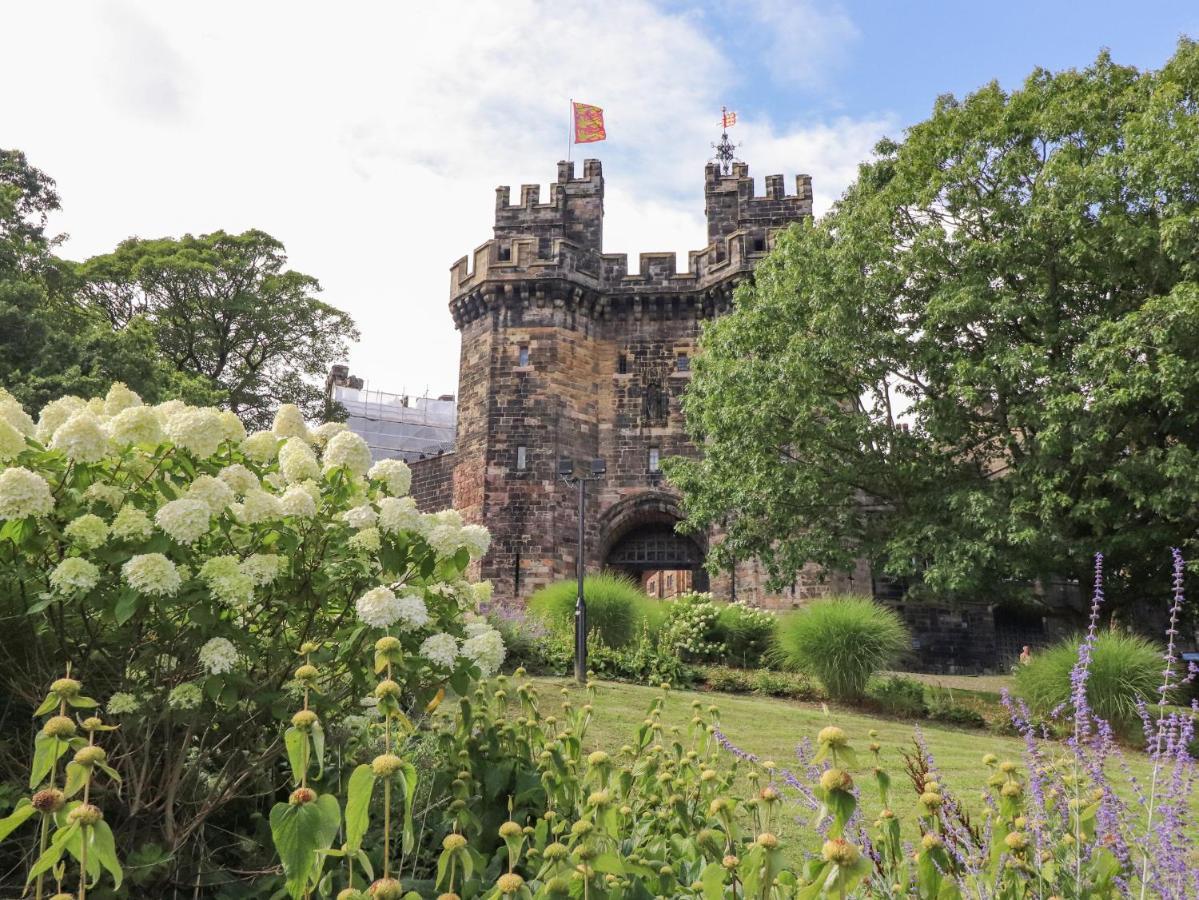 5 Castle Hill Vila Lancaster Exterior foto