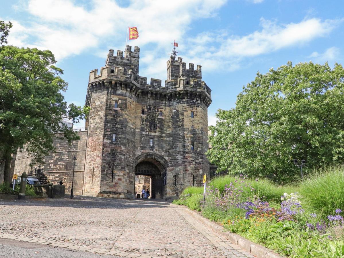 5 Castle Hill Vila Lancaster Exterior foto